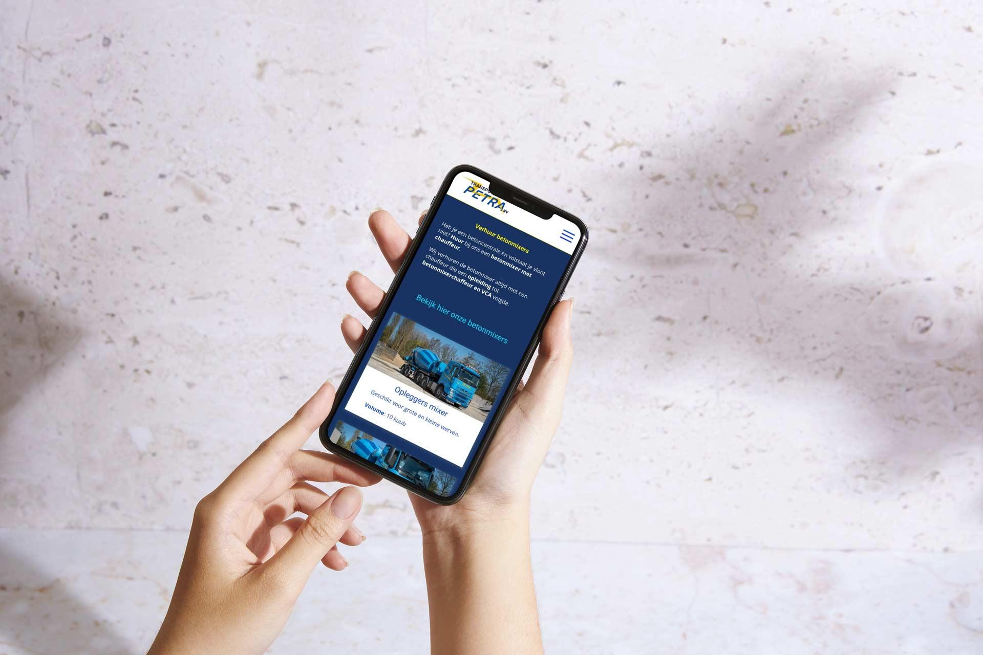Responsieve website Transport Petra NV op smartphone door zuly.be Mobiele weergave van de website van Transport Petra NV, met de pagina